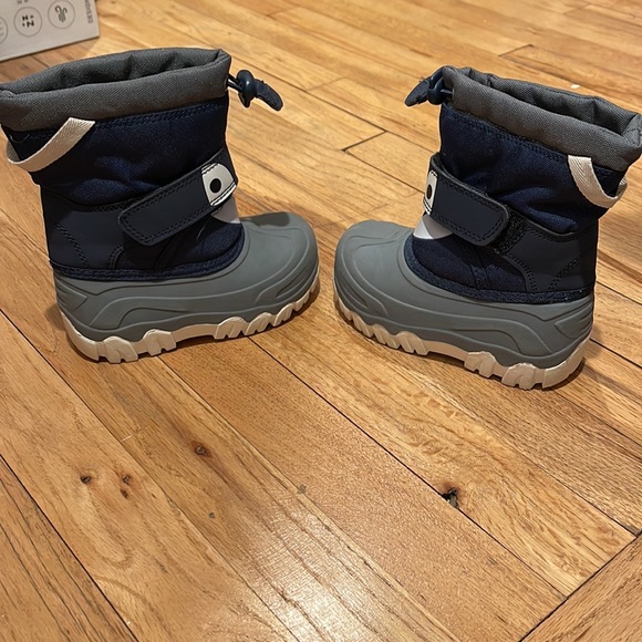 Snow Boots - Picture 3 of 5